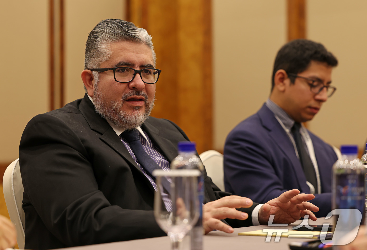 (서울=뉴스1) = 파브리시오 발렌시아 페루 문화부 장관이 'APEC 문화산업고위급대화' 마지막 날인 28일 경북 경주 힐튼호텔에서 최휘영 문화체육관광부 장관과 양자회담을 하고 있 …