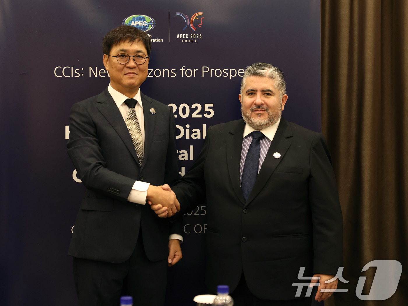 (서울=뉴스1) = 최휘영 문화체육관광부 장관이 'APEC 문화산업고위급대화' 마지막 날인 28일 경북 경주 힐튼호텔에서 파브리시오 발렌시아 페루 문화부 장관과 양자회담을 마치고 …