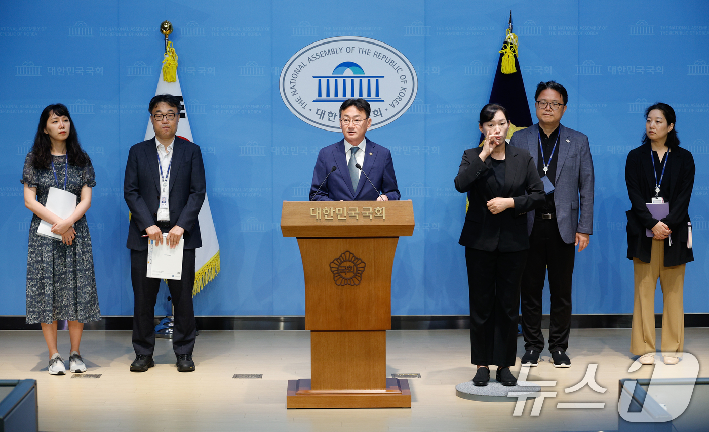 (서울=뉴스1) 안은나 기자 = 이관후 국회입법조사처장이 28일 서울 여의도 국회 소통관에서 중대재해처벌법 입법영향분석 보고서 브리핑을 하고 있다. 입법조사처는 중처법 전체 수사대 …