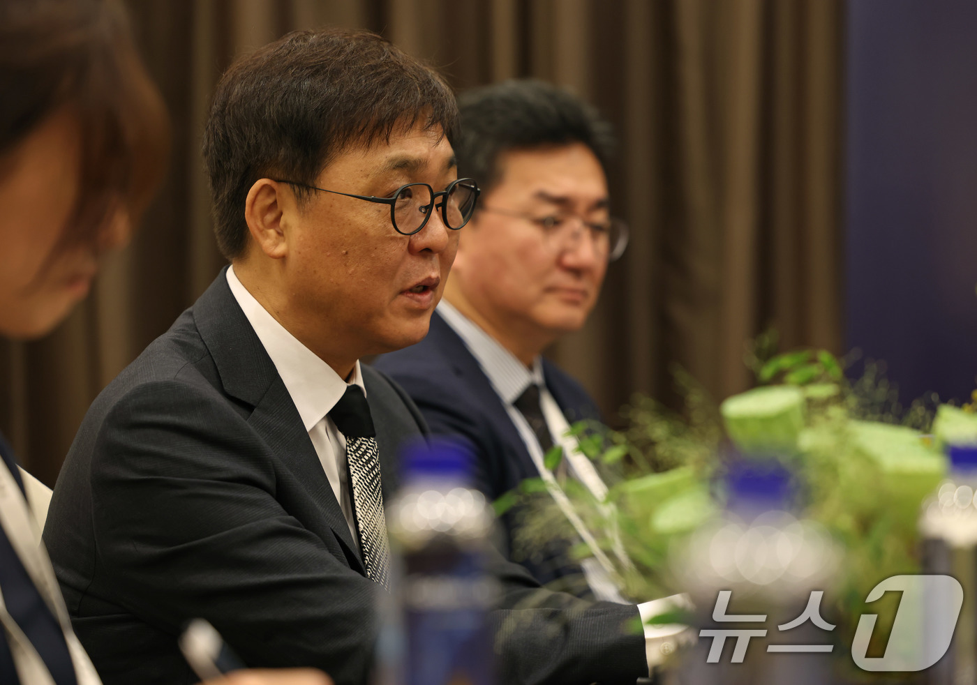 (서울=뉴스1) = 최휘영 문화체육관광부 장관이 'APEC 문화산업고위급대화' 마지막 날인 28일 경북 경주 힐튼호텔에서 티옹 킹 싱 말레이시아 관광예술문화부 장관과 양자회담을 하 …