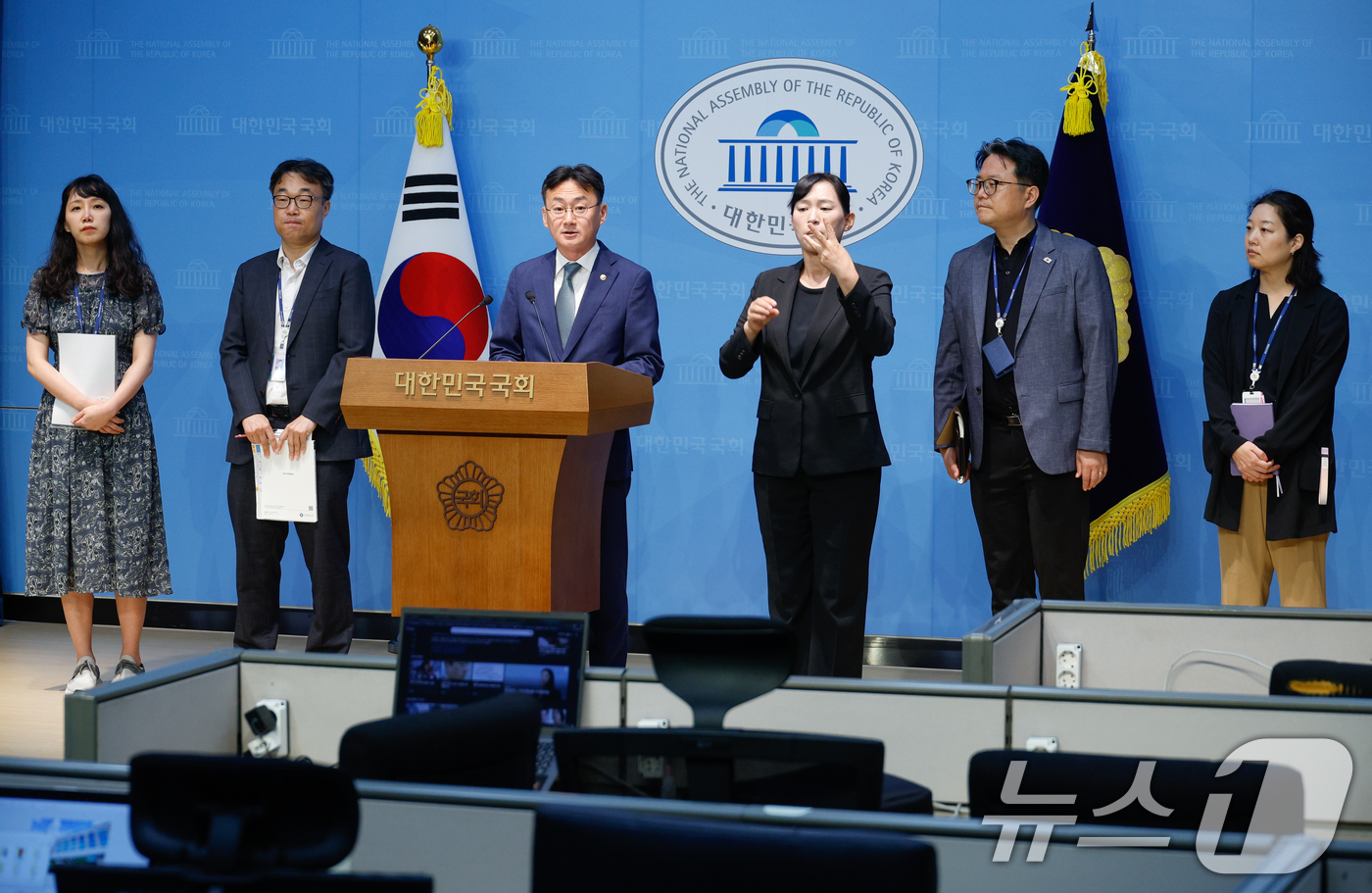 (서울=뉴스1) 안은나 기자 = 이관후 국회입법조사처장이 28일 서울 여의도 국회 소통관에서 중대재해처벌법 입법영향분석 보고서 브리핑을 하고 있다. 입법조사처는 중처법 전체 수사대 …