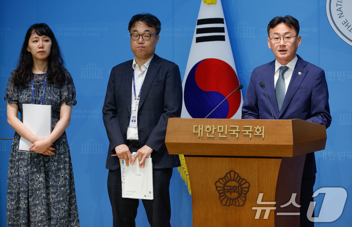 (서울=뉴스1) 안은나 기자 = 이관후 국회입법조사처장이 28일 서울 여의도 국회 소통관에서 중대재해처벌법 입법영향분석 보고서 브리핑을 하고 있다. 입법조사처는 중처법 전체 수사대 …