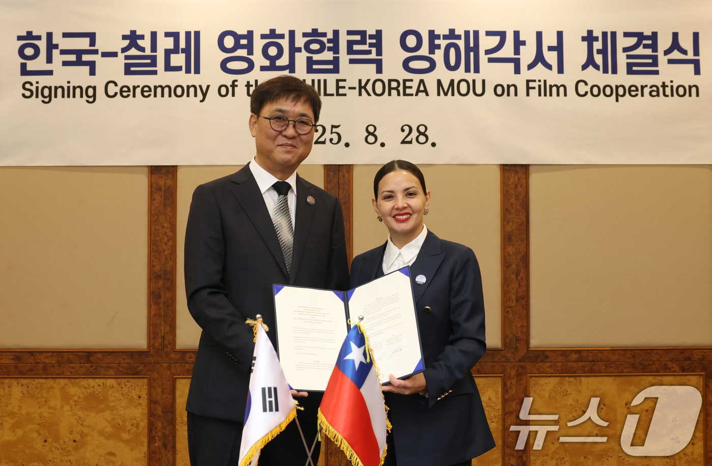 (서울=뉴스1) = 최휘영 문화체육관광부 장관과 카롤리나 파스 리베르타드 아레돈도 칠레 문화예술유산부 장관이 'APEC 문화산업고위급대화' 마지막 날인 28일 경북 경주 힐튼호텔에 …