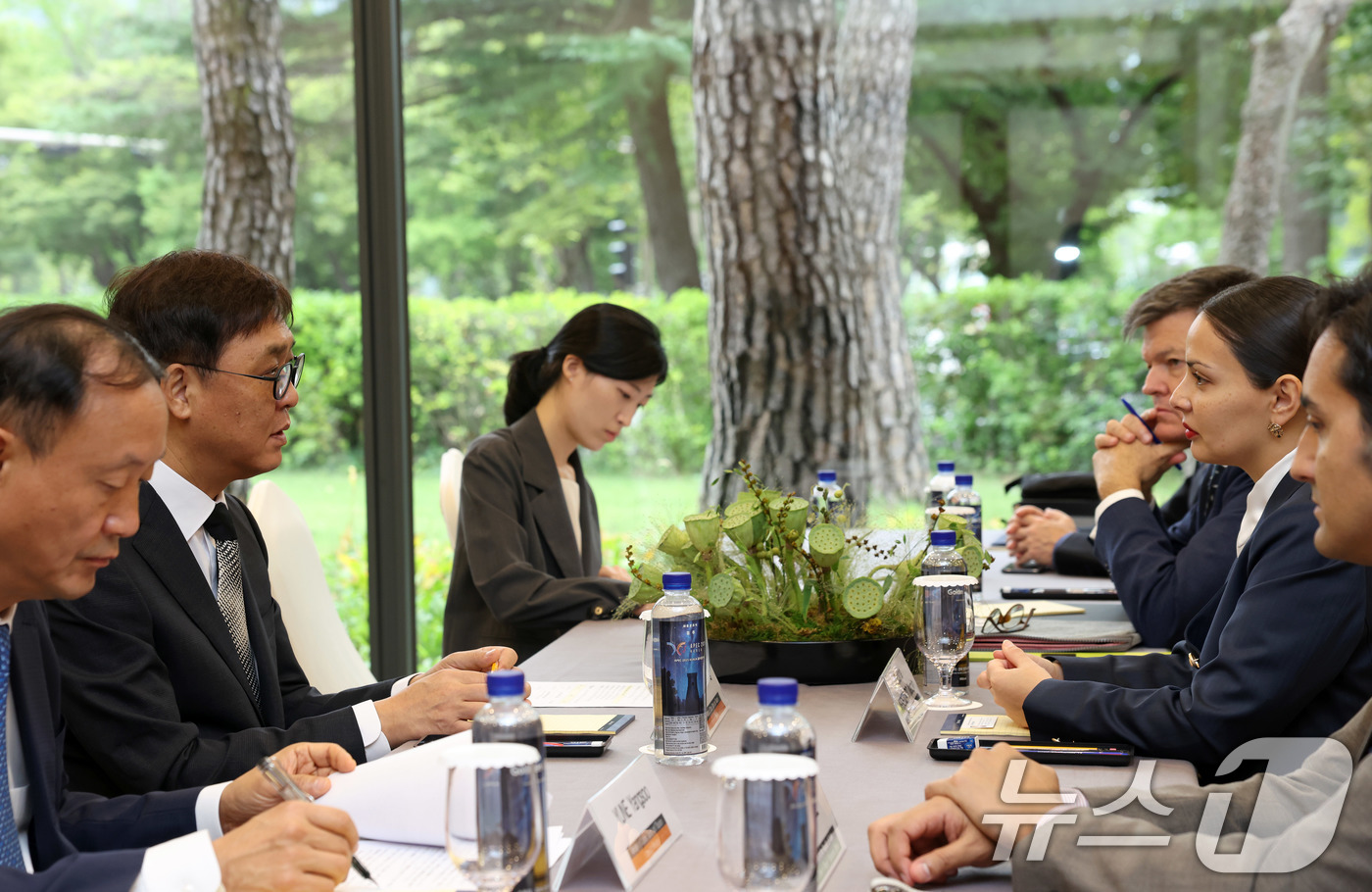 (서울=뉴스1) = 최휘영 문화체육관광부 장관이 'APEC 문화산업고위급대화' 마지막 날인 28일 경북 경주 힐튼호텔에서 카롤리나 파스 리베르타드 아레돈도 칠레 문화예술유산부 장관 …