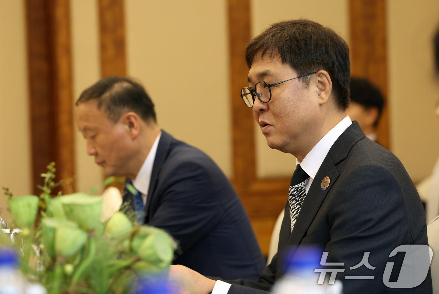 (서울=뉴스1) = 최휘영 문화체육관광부 장관이 'APEC 문화산업고위급대화' 마지막 날인 28일 경북 경주 힐튼호텔에서 카롤리나 파스 리베르타드 아레돈도 칠레 문화예술유산부 장관 …