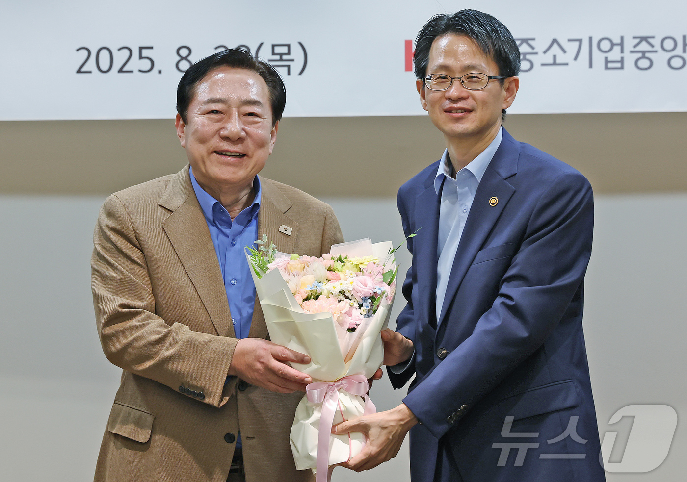 (서울=뉴스1) 장수영 기자 = 백승보 신임 조달청장이 28일 오전 서울 여의도 중소기업중앙회에서 김기문 중기중앙회장에게 취임 축하 꽃다발을 받고 있다. 2025.8.28/뉴스1