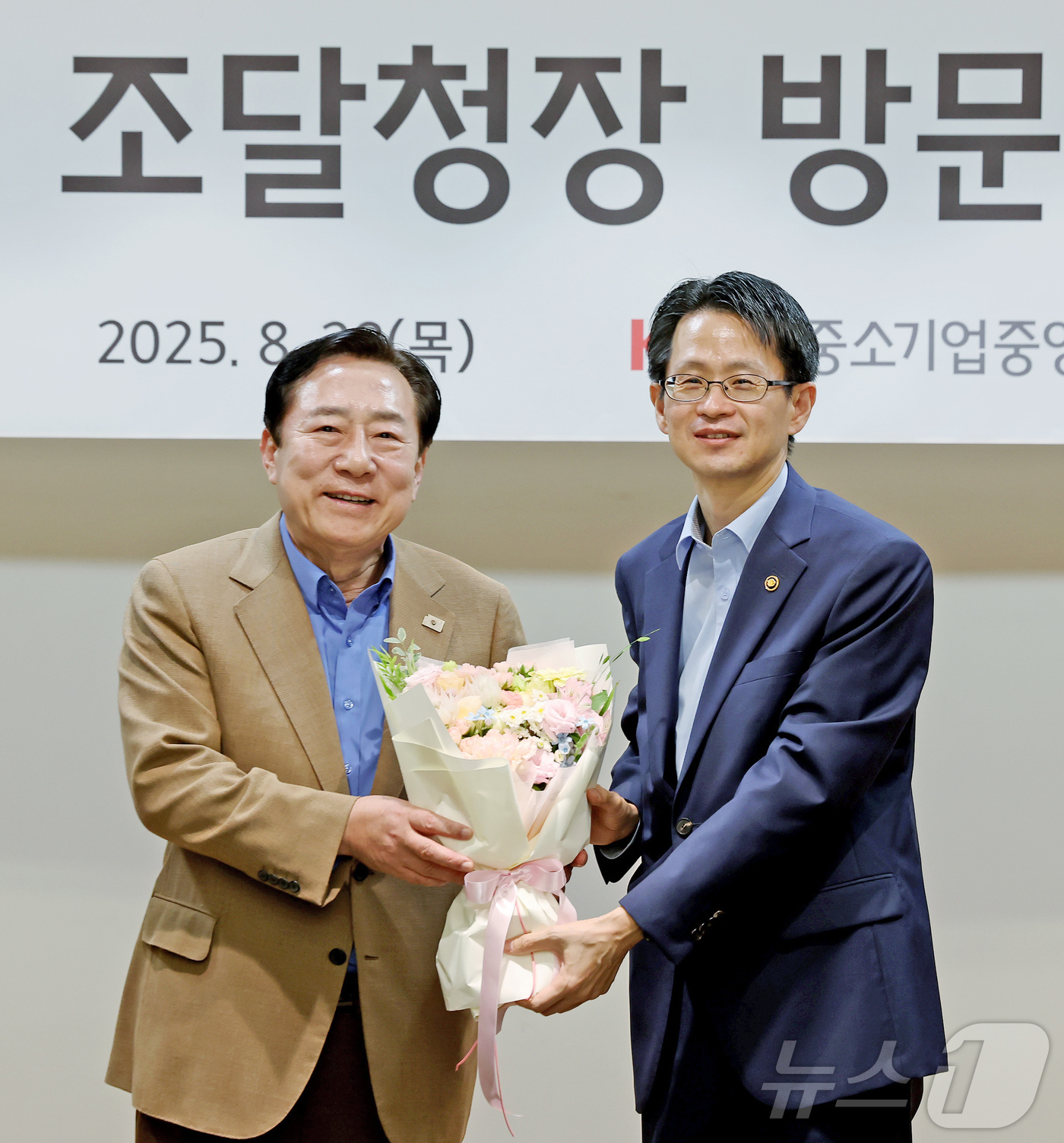 (서울=뉴스1) 장수영 기자 = 백승보 신임 조달청장이 28일 오전 서울 여의도 중소기업중앙회에서 김기문 중기중앙회장에게 취임 축하 꽃다발을 받고 있다. 2025.8.28/뉴스1