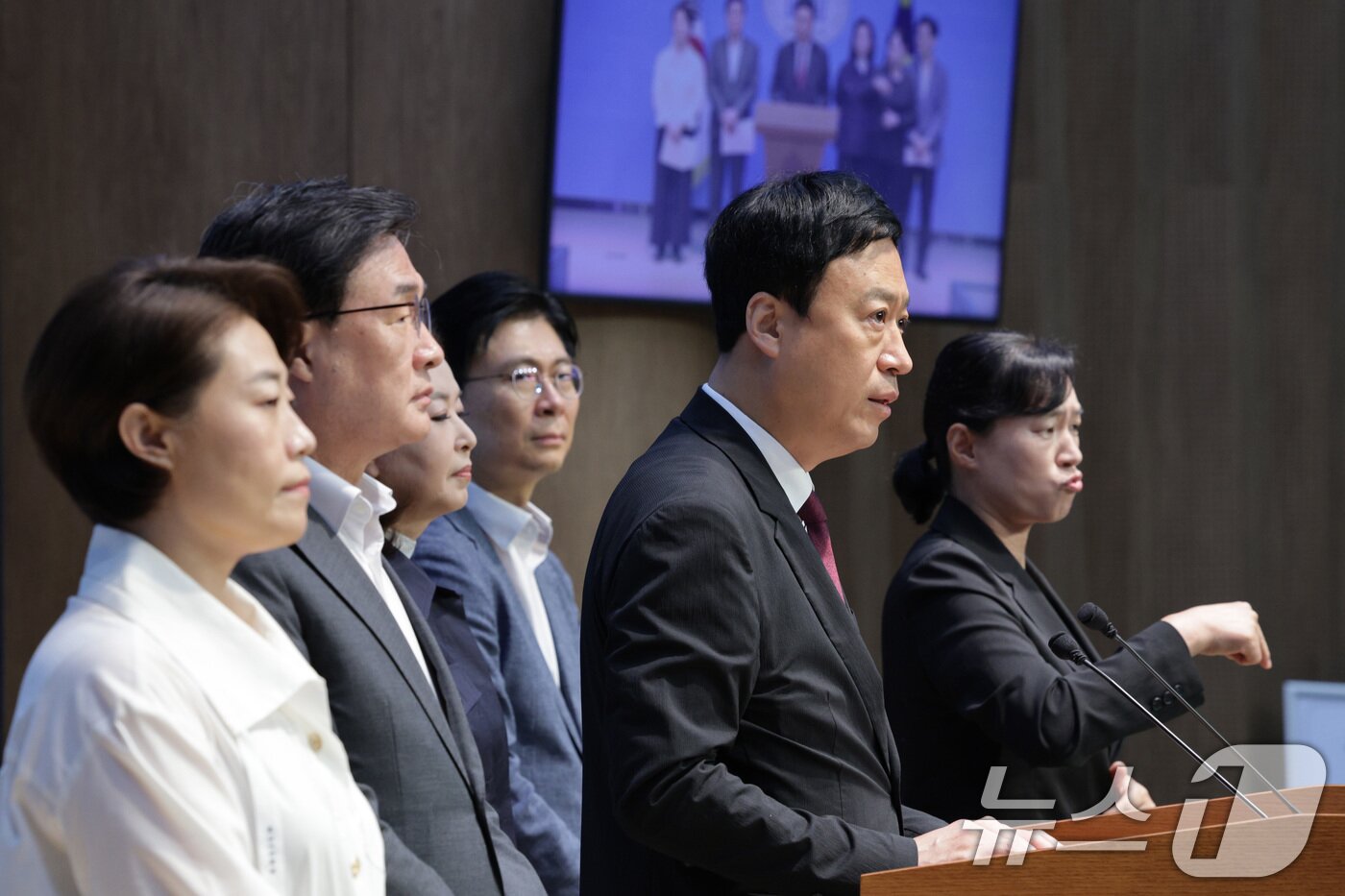 본문 이미지 - 국회 교육위원회 소속 국민의힘 의원들이 최교진 교육부 장관 후보자의 사퇴를 촉구하고 있다. /뉴스1 ⓒ News1 신웅수 기자