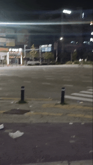 본문 이미지 - 지난 20일 온라인커뮤니티에 올라온 광주 광산구 수완지구 국민은행 사거리에서 픽시자전거로 도로를 질주하던 학생이 중심을 잃고 넘어진 영상(보배드림 갈무리)