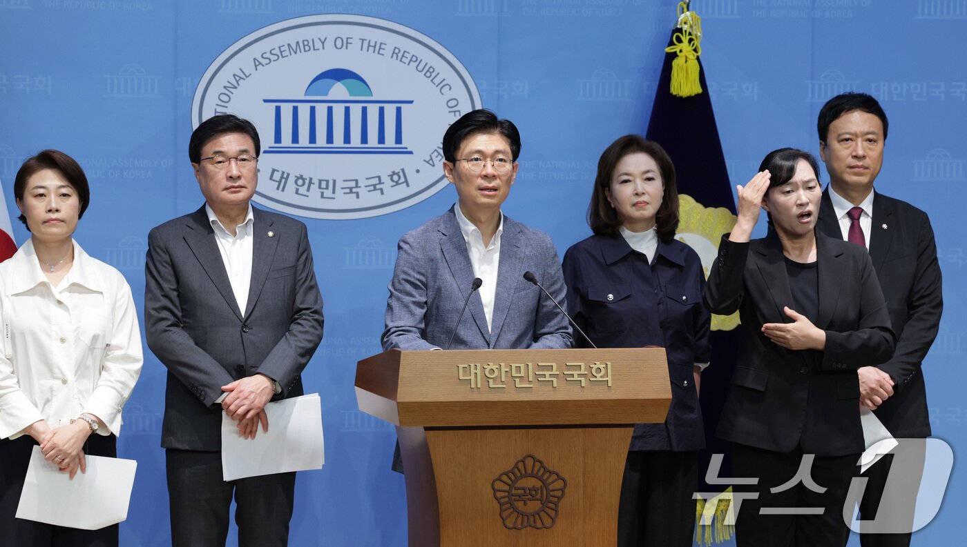 본문 이미지 - 교육위원회 소속 국민의힘 의원들이 최교진 교육부 장관 후보자의 사퇴를 촉구하고 있다. /뉴스1 ⓒ News1 신웅수 기자