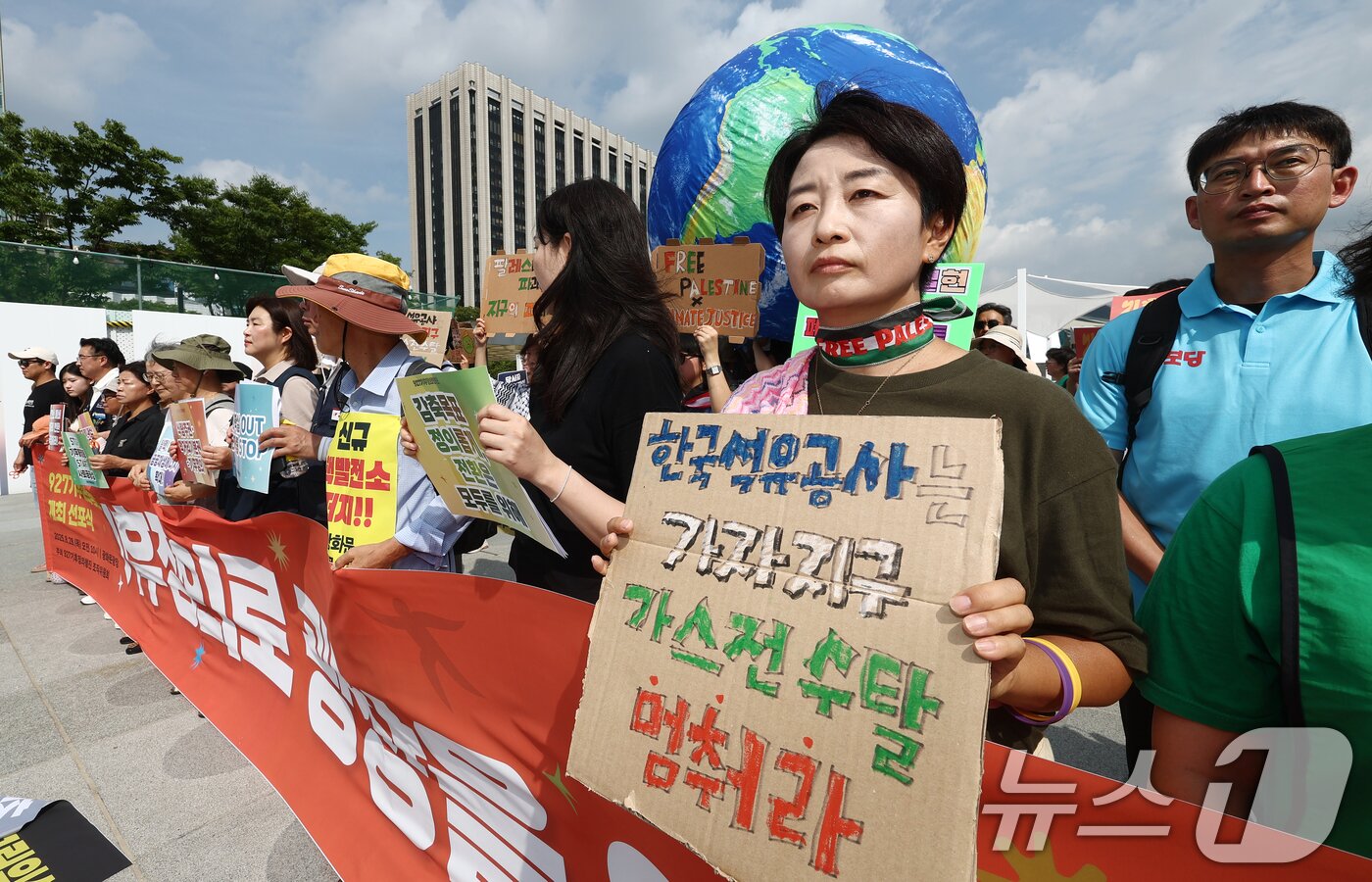 본문 이미지 - 927 기후정의행진 관계자들이 27일 오전 서울 광화문광장에서 &#39;기후정의로 광장을 잇자&#39; 927 기후정의행진 선포식을 하고 있다. 2025.8.28/뉴스1 ⓒ News1 김민지 기자