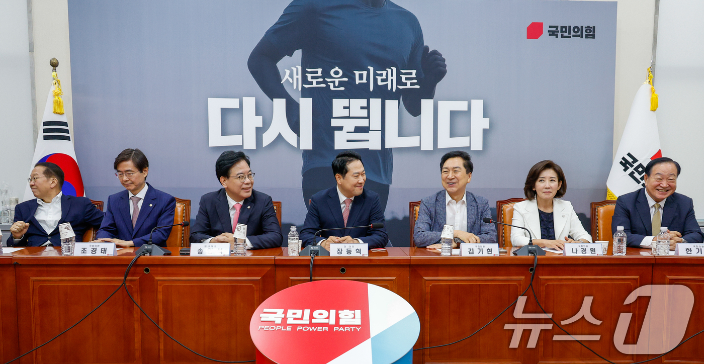 (서울=뉴스1) 안은나 기자 = 장동혁 국민의힘 대표와 송언석 원내대표가 28일 오전 서울 여의도 국회에서 중진의원들과 회의를 하고 있다. 왼쪽부터 권영세, 조경태 의원, 송 원내 …