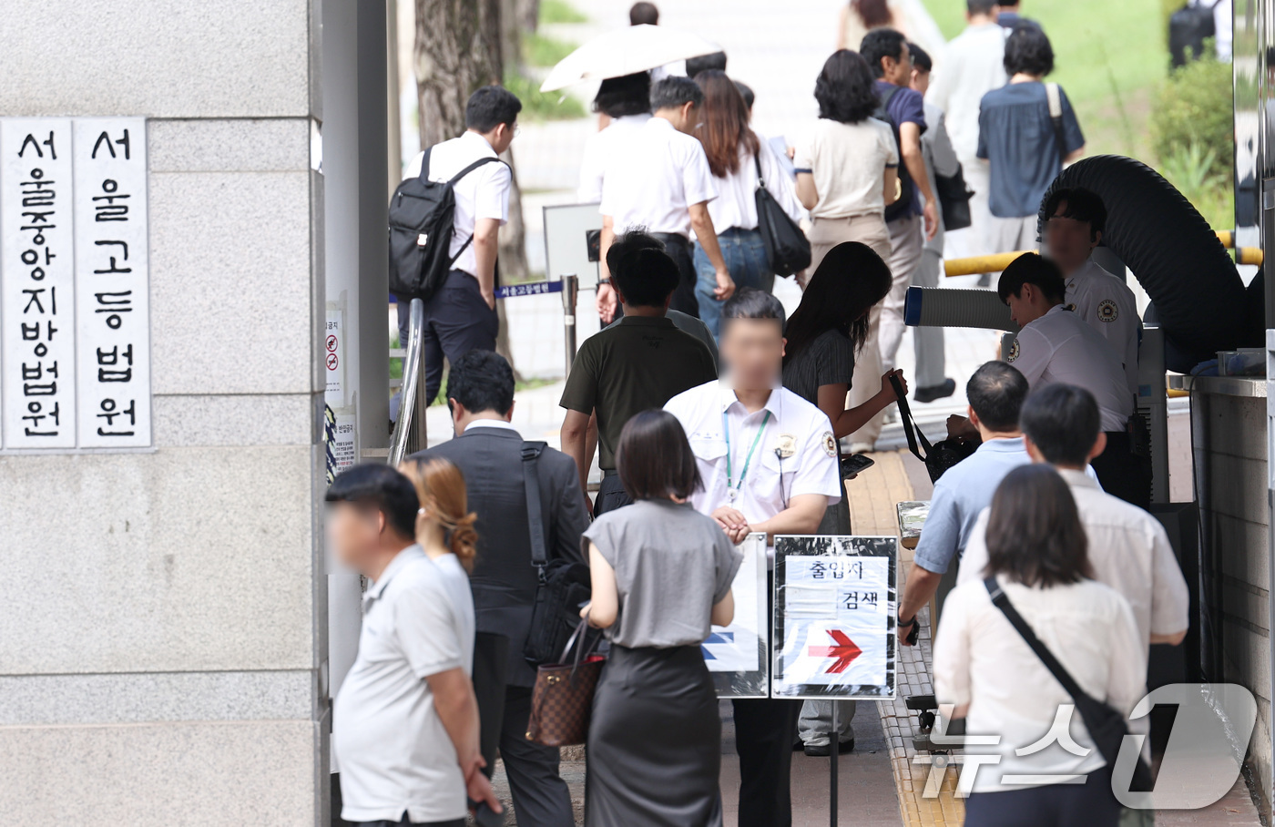 (서울=뉴스1) 구윤성 기자 = 윤석열 전 대통령의 내란 우두머리 혐의 15차 공판이 열리는 28일 오전 서초구 서울중앙지방법원 동문에서 법원 관계자들이 보안 검색을 하고 있다.중 …