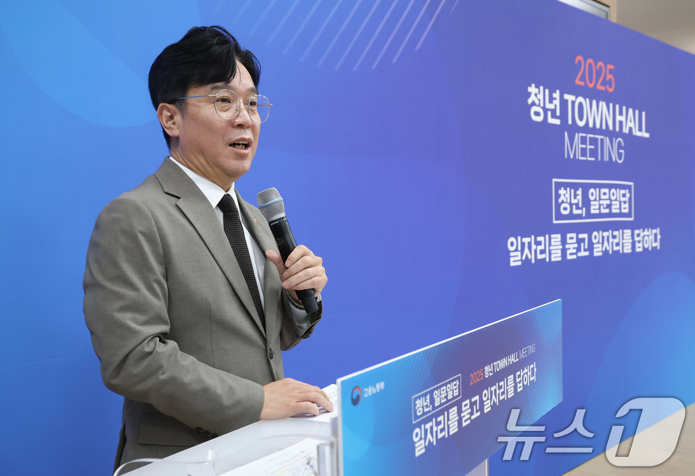 (서울=뉴스1) 오대일 기자 = 김영훈 고용노동부 장관이 28일 오전 서울 중구 서울고용노동청에서 열린 청년 취업지원 활성화를 위한 타운홀 미팅 '청년, 일문일답' 행사에서 청년 …