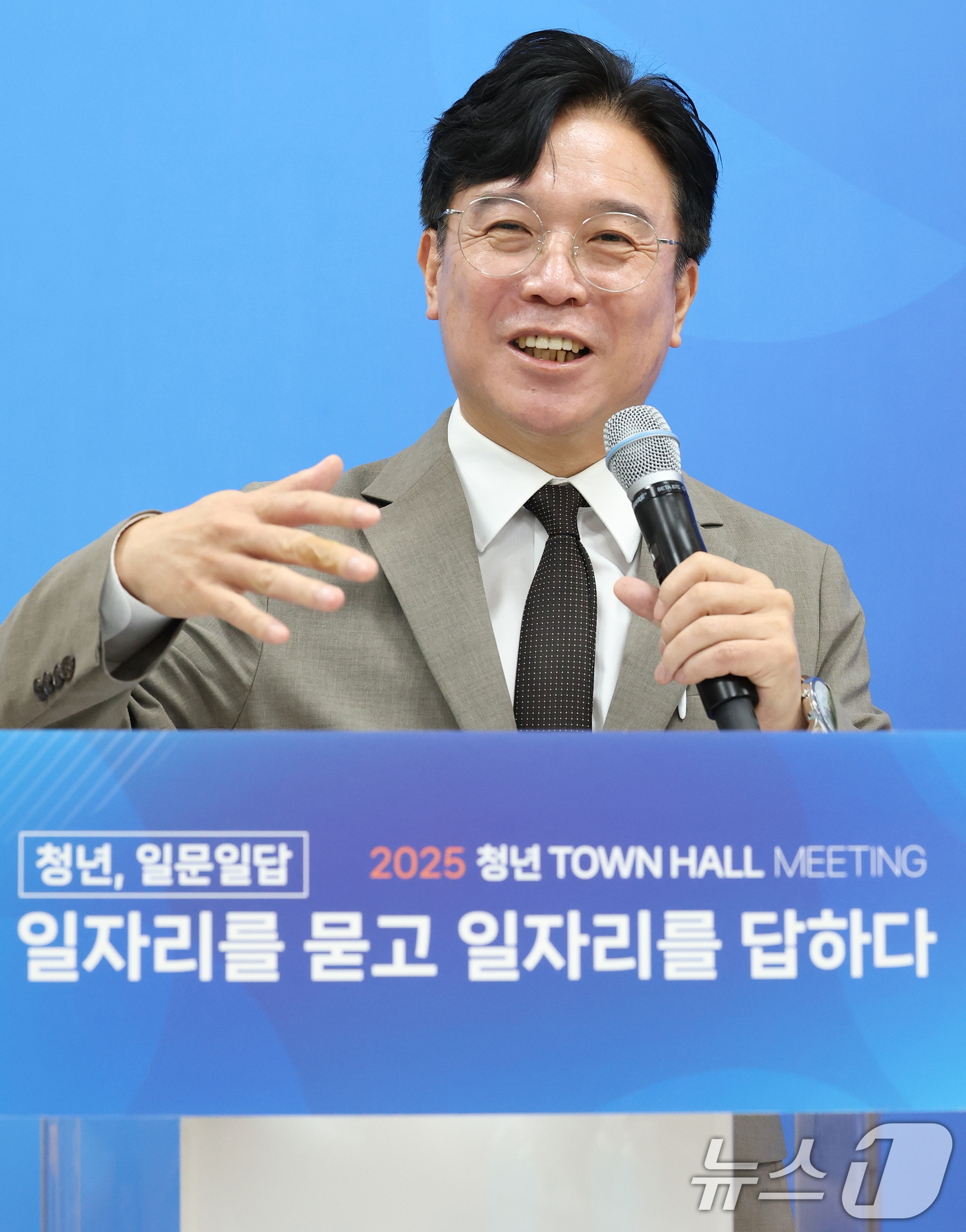 (서울=뉴스1) 오대일 기자 = 김영훈 고용노동부 장관이 28일 오전 서울 중구 서울고용노동청에서 열린 청년 취업지원 활성화를 위한 타운홀 미팅 '청년, 일문일답' 행사에서 청년 …