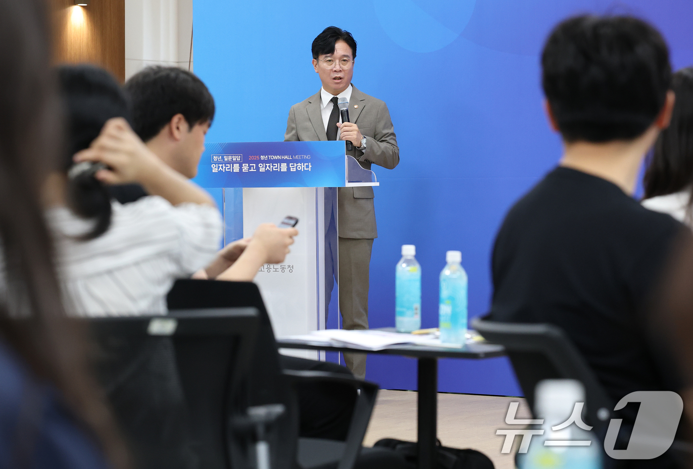 (서울=뉴스1) 오대일 기자 = 김영훈 고용노동부 장관이 28일 오전 서울 중구 서울고용노동청에서 열린 청년 취업지원 활성화를 위한 타운홀 미팅 '청년, 일문일답' 행사에서 청년 …