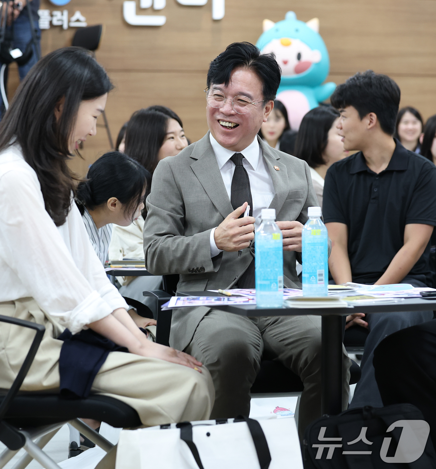 (서울=뉴스1) 오대일 기자 = 김영훈 고용노동부 장관이 28일 오전 서울 중구 서울고용노동청에서 열린 청년 취업지원 활성화를 위한 타운홀 미팅 '청년, 일문일답' 행사에서 참석자 …