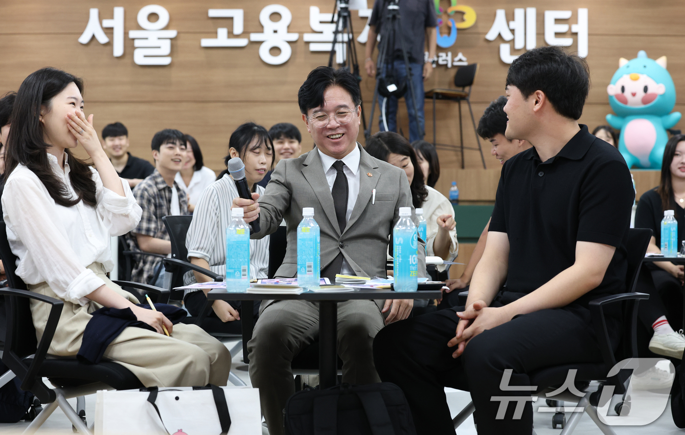 (서울=뉴스1) 오대일 기자 = 김영훈 고용노동부 장관이 28일 오전 서울 중구 서울고용노동청에서 열린 청년 취업지원 활성화를 위한 타운홀 미팅 '청년, 일문일답' 행사에서 참석자 …