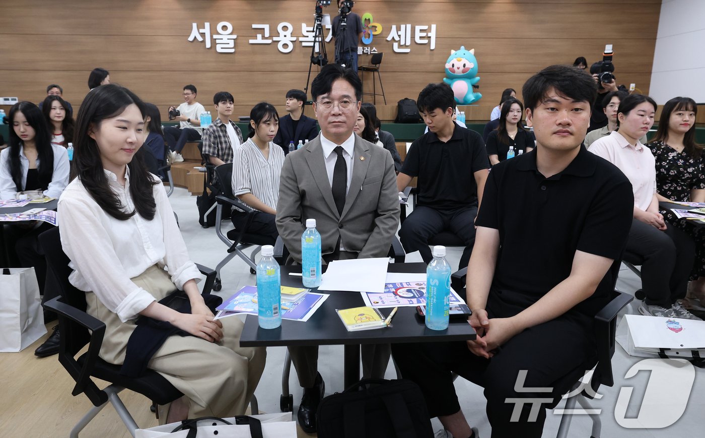 (서울=뉴스1) 오대일 기자 = 김영훈 고용노동부 장관이 28일 오전 서울 중구 서울고용노동청에서 열린 청년 취업지원 활성화를 위한 타운홀 미팅 '청년, 일문일답' 행사에서 참석자 …