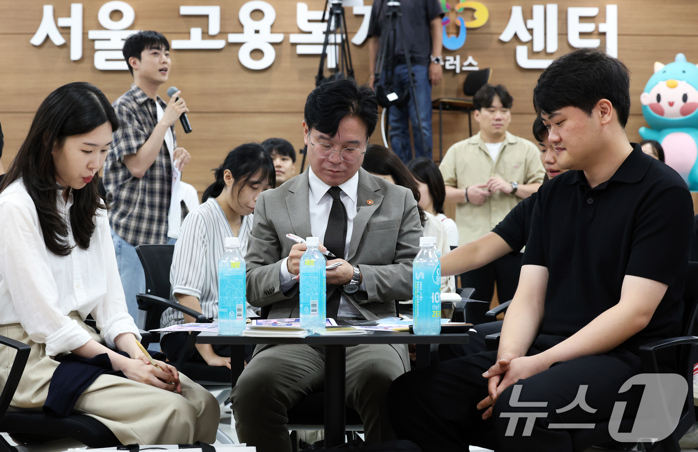 (서울=뉴스1) 오대일 기자 = 김영훈 고용노동부 장관이 28일 오전 서울 중구 서울고용노동청에서 열린 청년 취업지원 활성화를 위한 타운홀 미팅 '청년, 일문일답' 행사에서 참석자 …