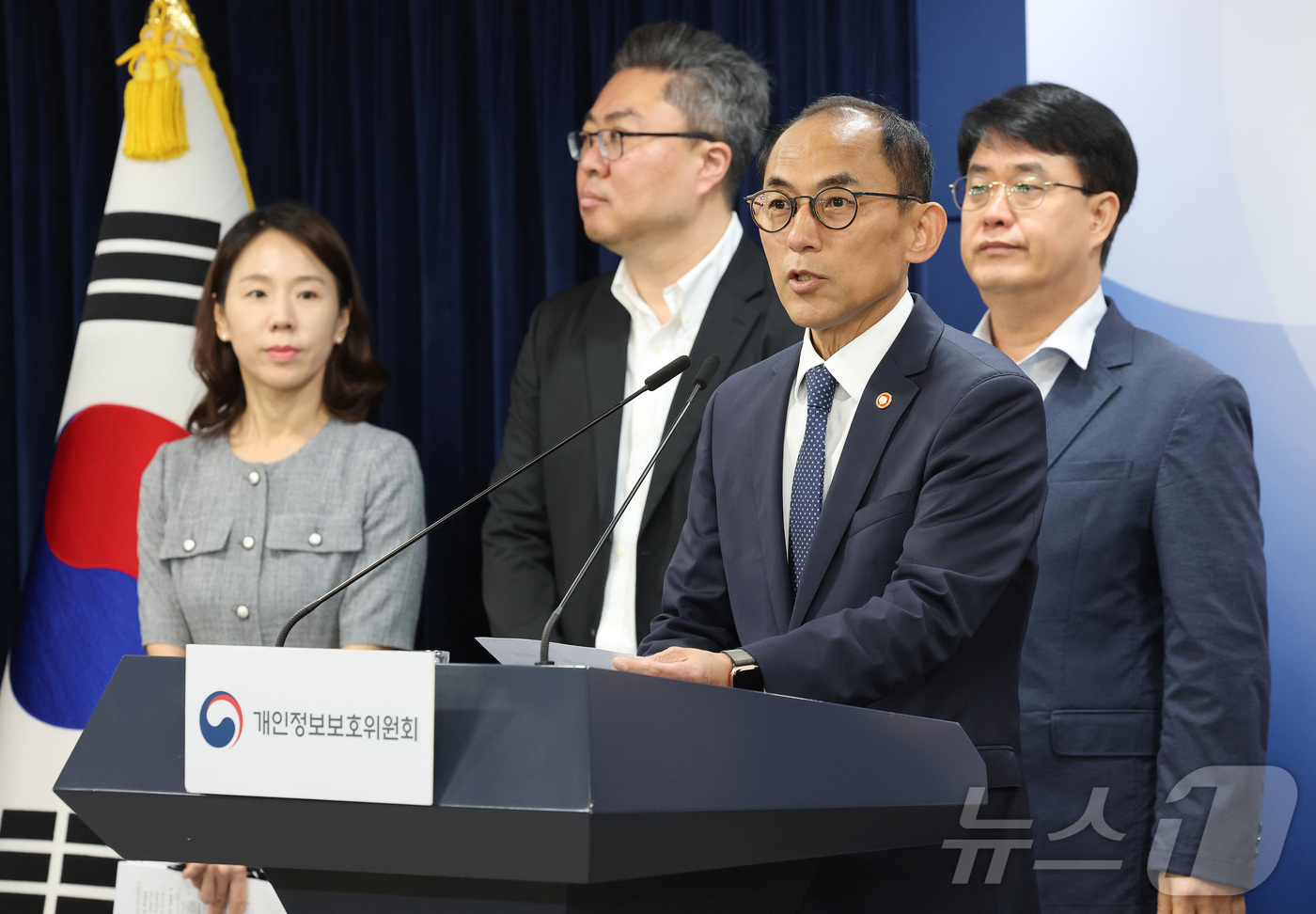 (서울=뉴스1) 임세영 기자 = 고학수 개인정보보호위원회 위원장이 28일 서울 종로구 정부서울청사에서 브리핑을 갖고 대규모 고객 유심(USIM) 정보 유출 사고가 발생한 SK텔레콤 …