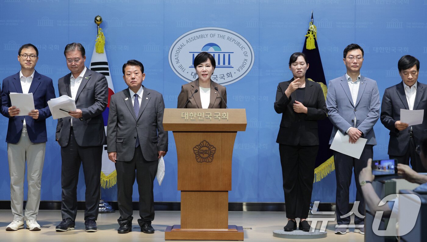 본문 이미지 - 전현희 위원장을 비롯한 더불어민주당 3대 특검 종합대응 특별위원회 소속 의원들이 28일 오전 서울 여의도 국회 소통관에서 한덕수 전 국무총리의 구속영장 기각을 규탄하는 기자회견을 하고 있다. 2025.8.28/뉴스1 ⓒ News1 신웅수 기자