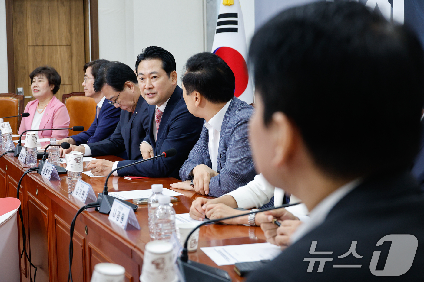 (서울=뉴스1) 안은나 기자 = 안철수 국민의힘 의원이 28일 오전 서울 여의도 국회에서 열린 중진의원 회의에 참석하고 있다. 오른쪽부터 안철수, 김기현 의원, 장동혁 대표, 송언 …