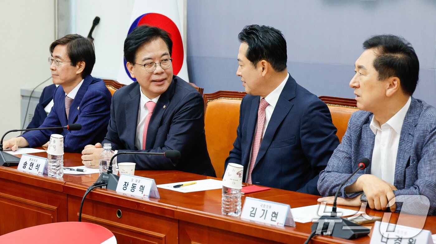 본문 이미지 - 장동혁 국민의힘 대표와 송언석 원내대표가 28일 오전 서울 여의도 국회에서 중진의원들과 회의를 하고 있다. 왼쪽부터 조경태 의원, 송 원내대표, 장 대표, 김기현 의원. 2025.8.28/뉴스1 ⓒ News1 안은나 기자