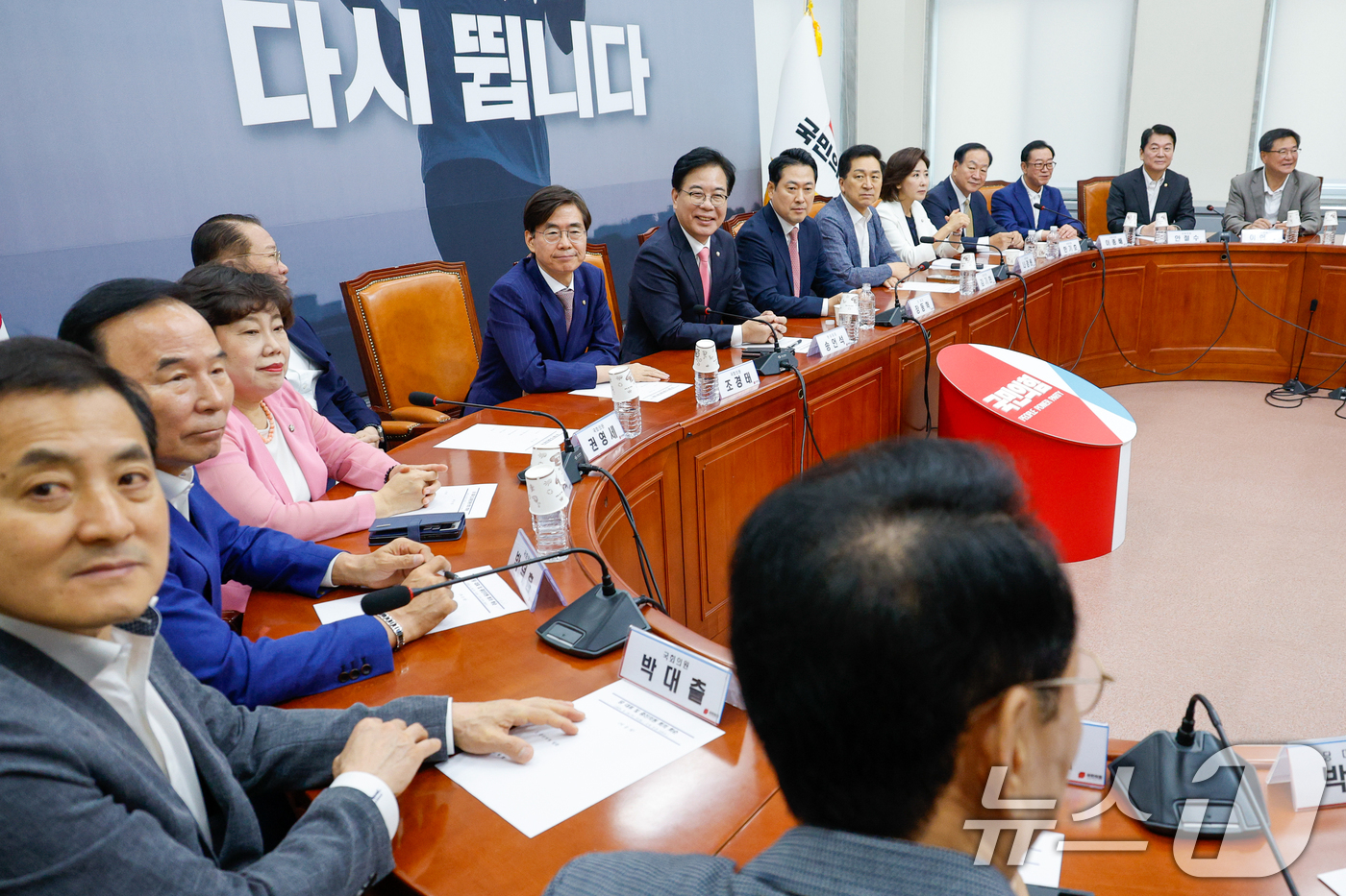 (서울=뉴스1) 안은나 기자 = 장동혁 국민의힘 대표와 송언석 원내대표가 28일 오전 서울 여의도 국회에서 중진의원들과 회의를 하고 있다. 2025.8.28/뉴스1