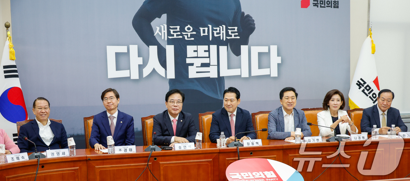 (서울=뉴스1) 안은나 기자 = 장동혁 국민의힘 대표와 송언석 원내대표가 28일 오전 서울 여의도 국회에서 중진의원들과 회의를 하고 있다. 왼쪽부터 권영세, 조경태 의원, 송 원내 …