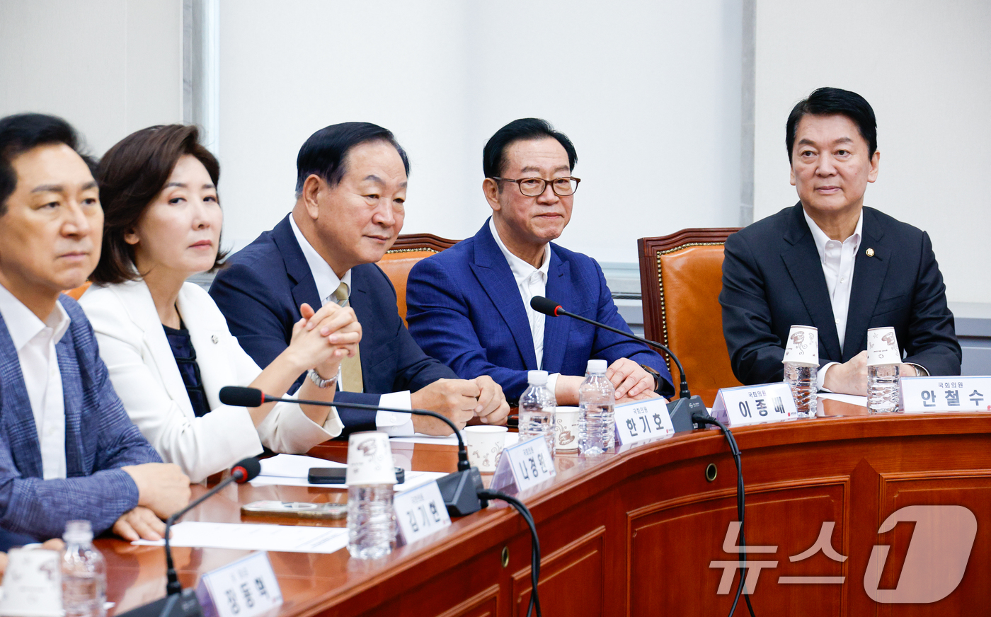 (서울=뉴스1) 안은나 기자 = 국민의힘 안철수(오른쪽부터), 이종배, 한기호, 나경원, 김기현 의원이 28일 오전 서울 여의도 국회에서 장동혁 대표, 송언석 원내대표와 회의를 하 …