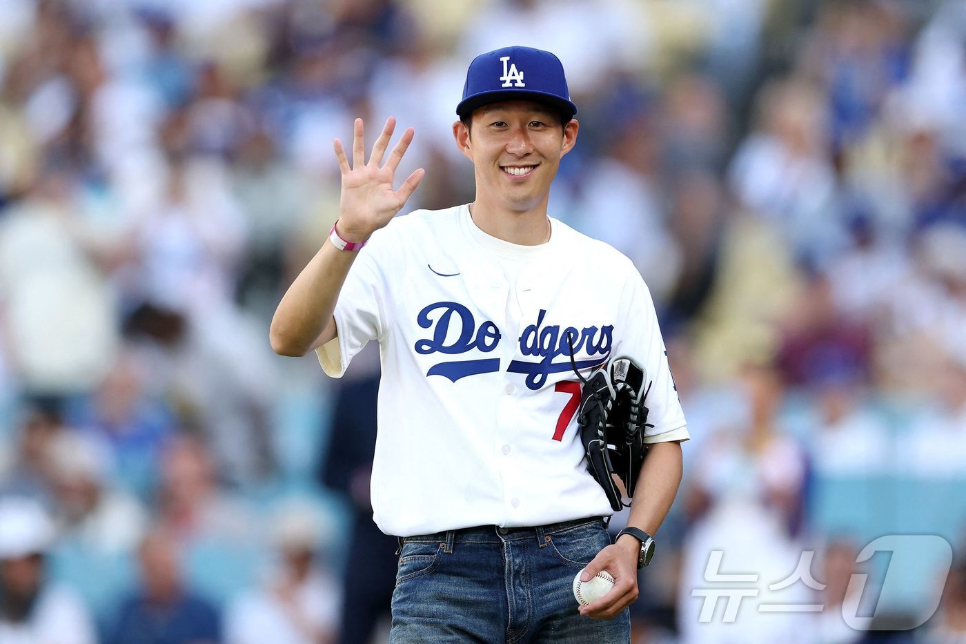 (AFP=뉴스1) 송원영 기자 = 미국 메이저리그사커(MLS) 로스앤젤레스(LA) FC의 손흥민이 27일(현지시간) 미국 캘리포니아주 로스앤젤레스의 다저 스타디움에서 열린 2025 …