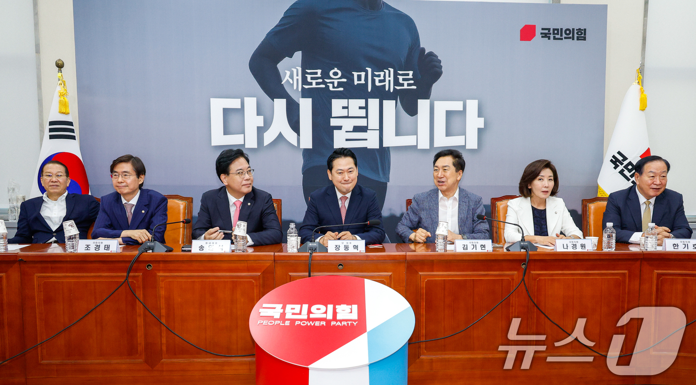 (서울=뉴스1) 안은나 기자 = 장동혁 국민의힘 대표와 송언석 원내대표가 28일 오전 서울 여의도 국회에서 중진의원들과 회의를 하고 있다. 왼쪽부터 권영세, 조경태 의원, 송 원내 …