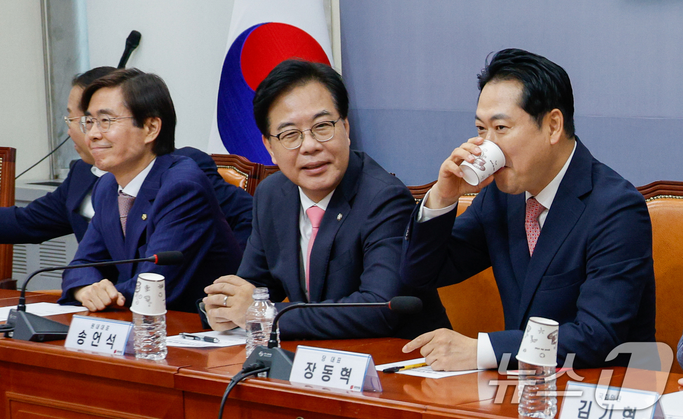(서울=뉴스1) 안은나 기자 = 장동혁 국민의힘 대표와 송언석 원내대표가 28일 오전 서울 여의도 국회에서 중진의원들과 회의를 하고 있다. 왼쪽부터 권영세, 조경태 의원, 송 원내 …