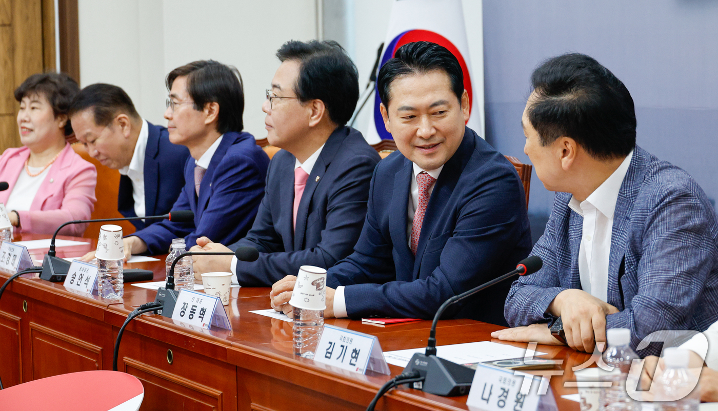 (서울=뉴스1) 안은나 기자 = 장동혁 국민의힘 대표가 28일 오전 서울 여의도 국회에서 열린 중진의원 회의에서 김기현 의원과 대화하고 있다. 왼쪽부터 조배숙, 권영세, 조경태 의 …