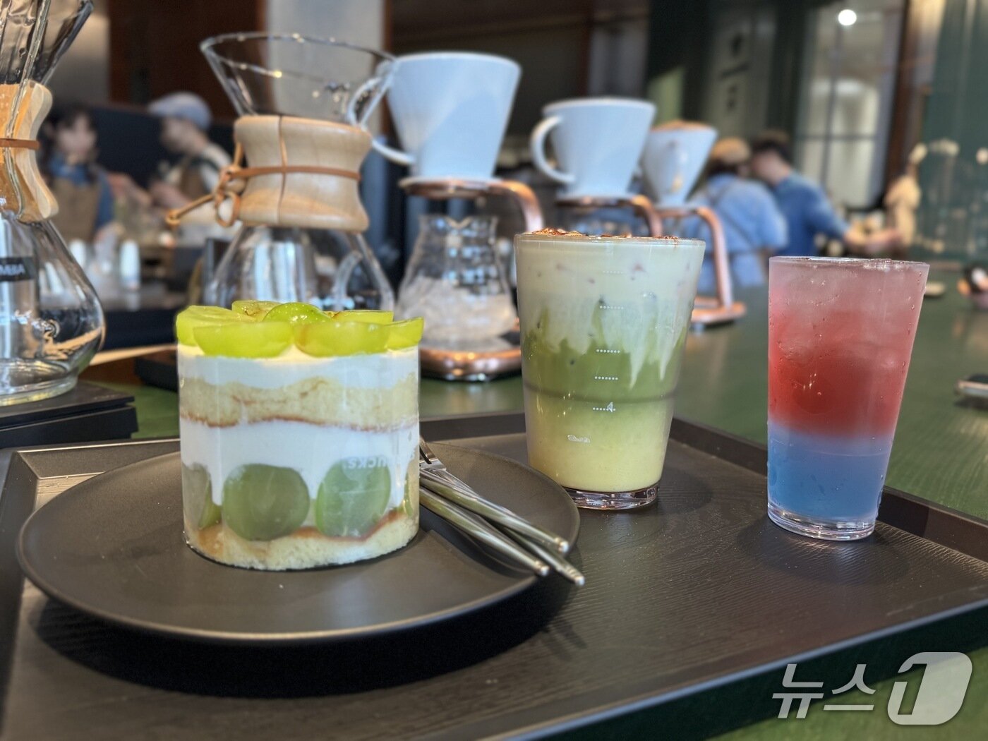 본문 이미지 - (왼쪽부터)스타벅스가 28일 오전 운영을 시작한 리저브 전용 매장 ‘리저브광화문’에서 판매하는 샤인 머스켓 케이크, 프렌치 바닐라 말차 라떼, 광화문 믹사토의 모습이다../뉴스1 ⓒ News1 이강 기자