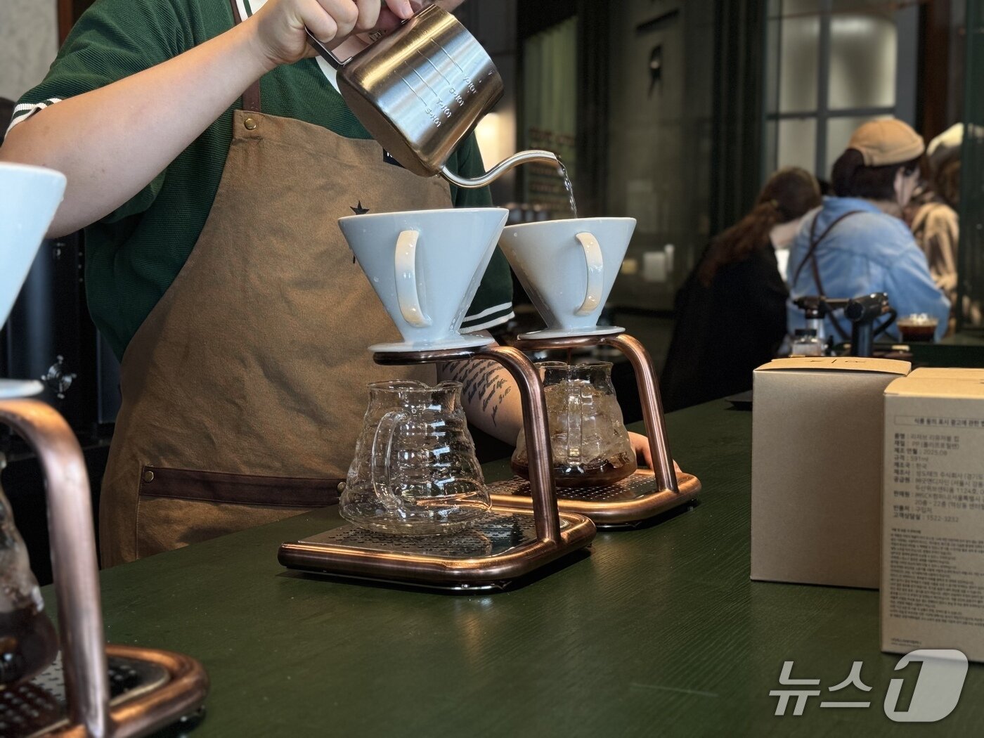 본문 이미지 - 스타벅스가 28일 오전 운영을 시작한 리저브 전용 매장 ‘리저브광화문’/뉴스1 ⓒ News1 이강 기자