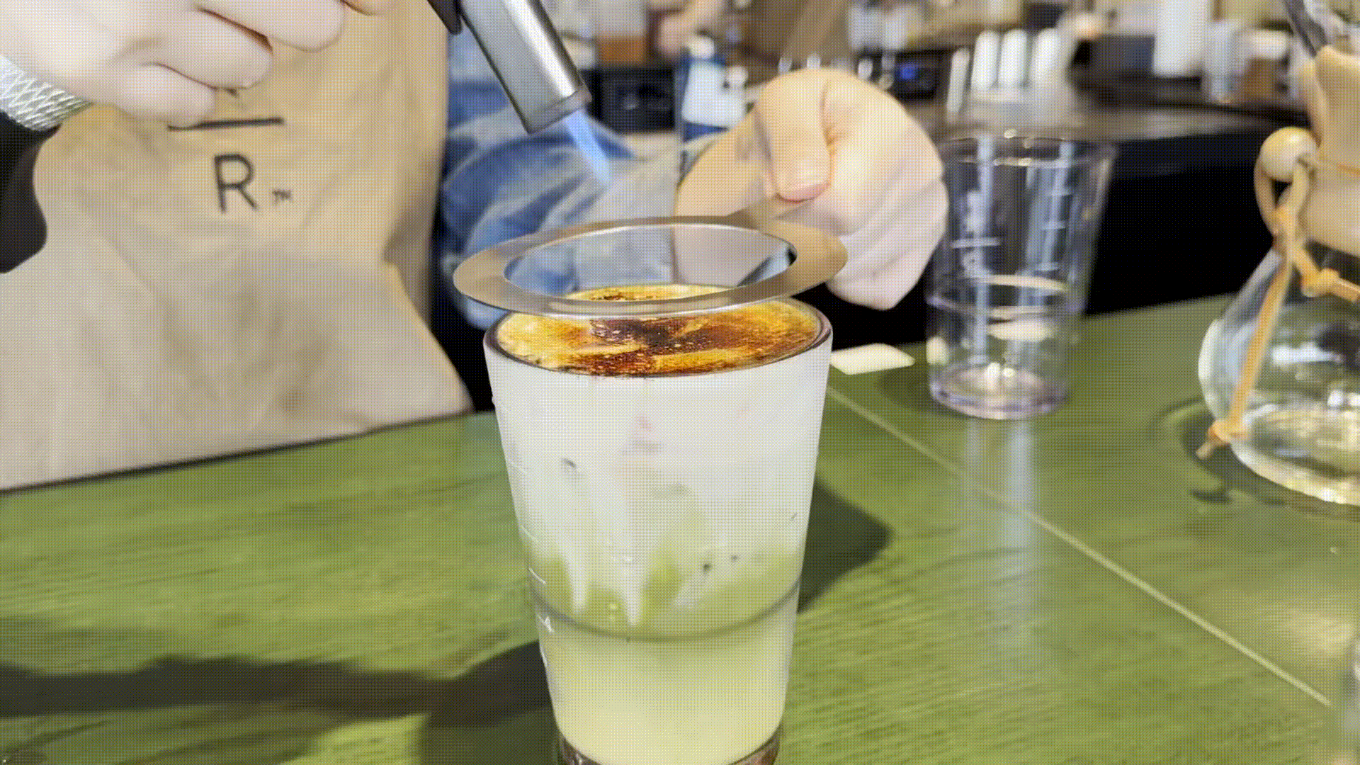 본문 이미지 - 스타벅스가 28일 오전 운영을 시작한 리저브 전용 매장 ‘리저브광화문’에서만 판매하는 불로 그을린 크림을 얹은 '프렌치 바닐라 말차 라떼'/뉴스1 ⓒ News1 이강 기자