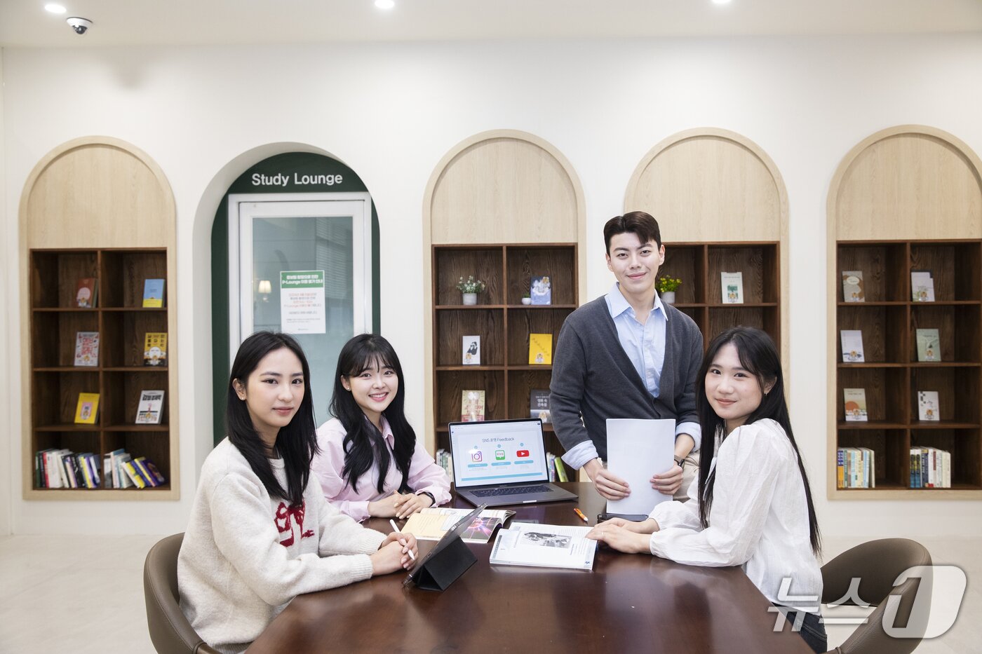 본문 이미지 -  항공서비스학과 학생들 P-라운지 이용 모습  (배재대 제공.재판매 및 DB금지)/뉴스1