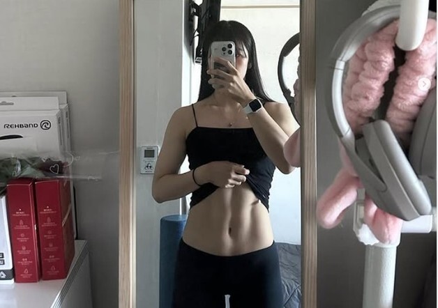 "속옷 입고 복근 사진 올린 시청 역도선수 중징계해달라" 민원 '시끌'