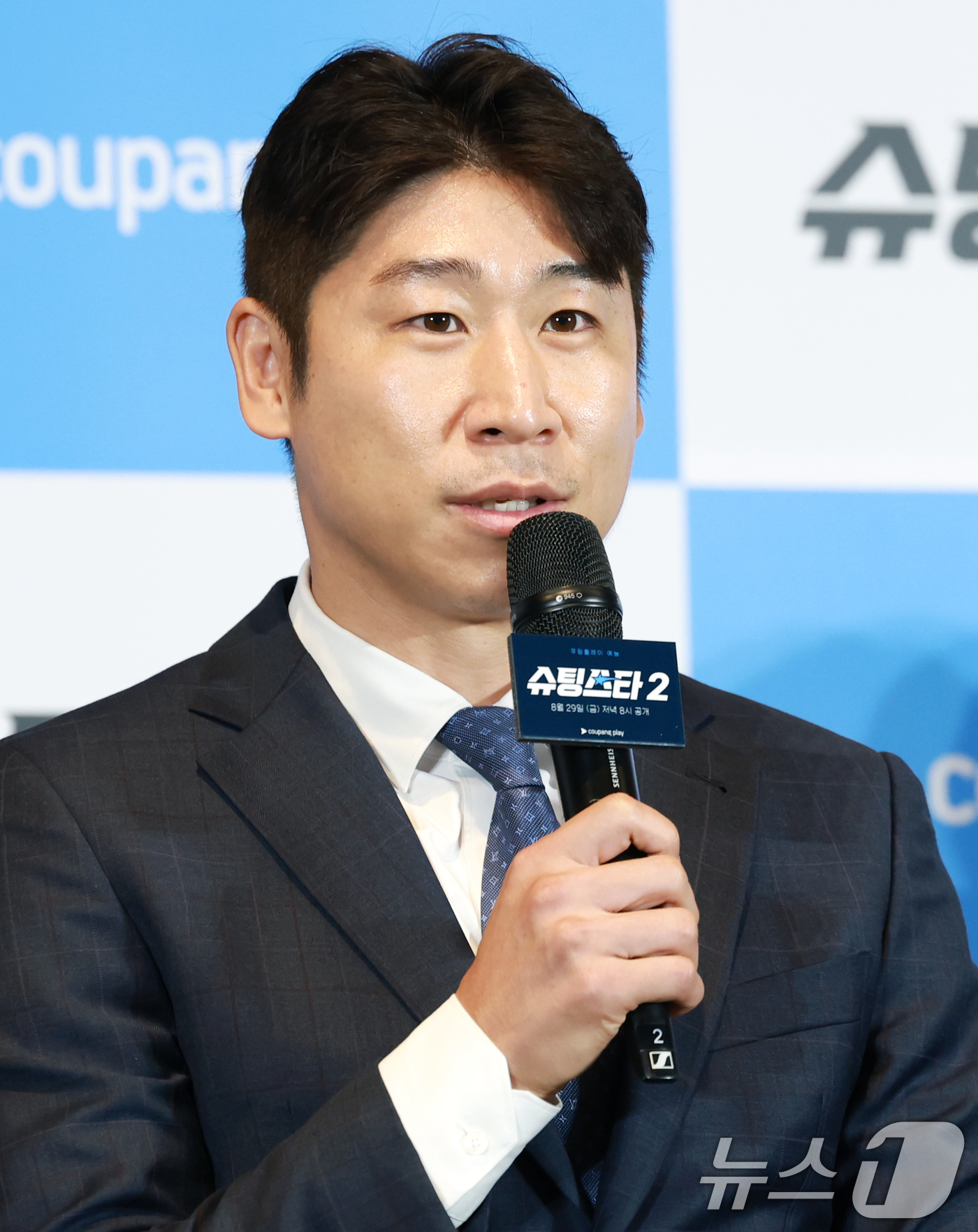 (서울=뉴스1) 권현진 기자 = 이근호 전 축구선수가 28일 오전 서울 구로구 더링크호텔에서 열린 쿠팡플레이 예능 '슈팅스타2' 제작발표회에 참석해 포즈를 취하고 있다.‘슈팅스타2 …