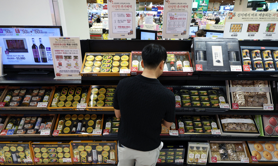 백화점·편의점 웃고 대형마트 울었다…3월 유통 매출 5.6%↑