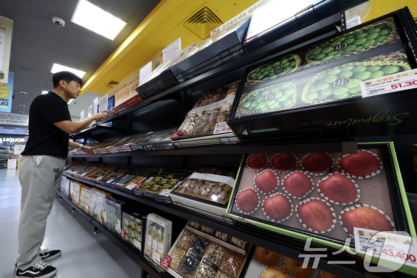 (서울=뉴스1) 박정호 기자 = 28일 서울 시내 대형마트 추석 선물세트 사전예약 코너에 다양한 상품이 진열되어 있다.백화점과 대형마트, 편의점 등 주요 유통 채널들이 추석선물세트 …