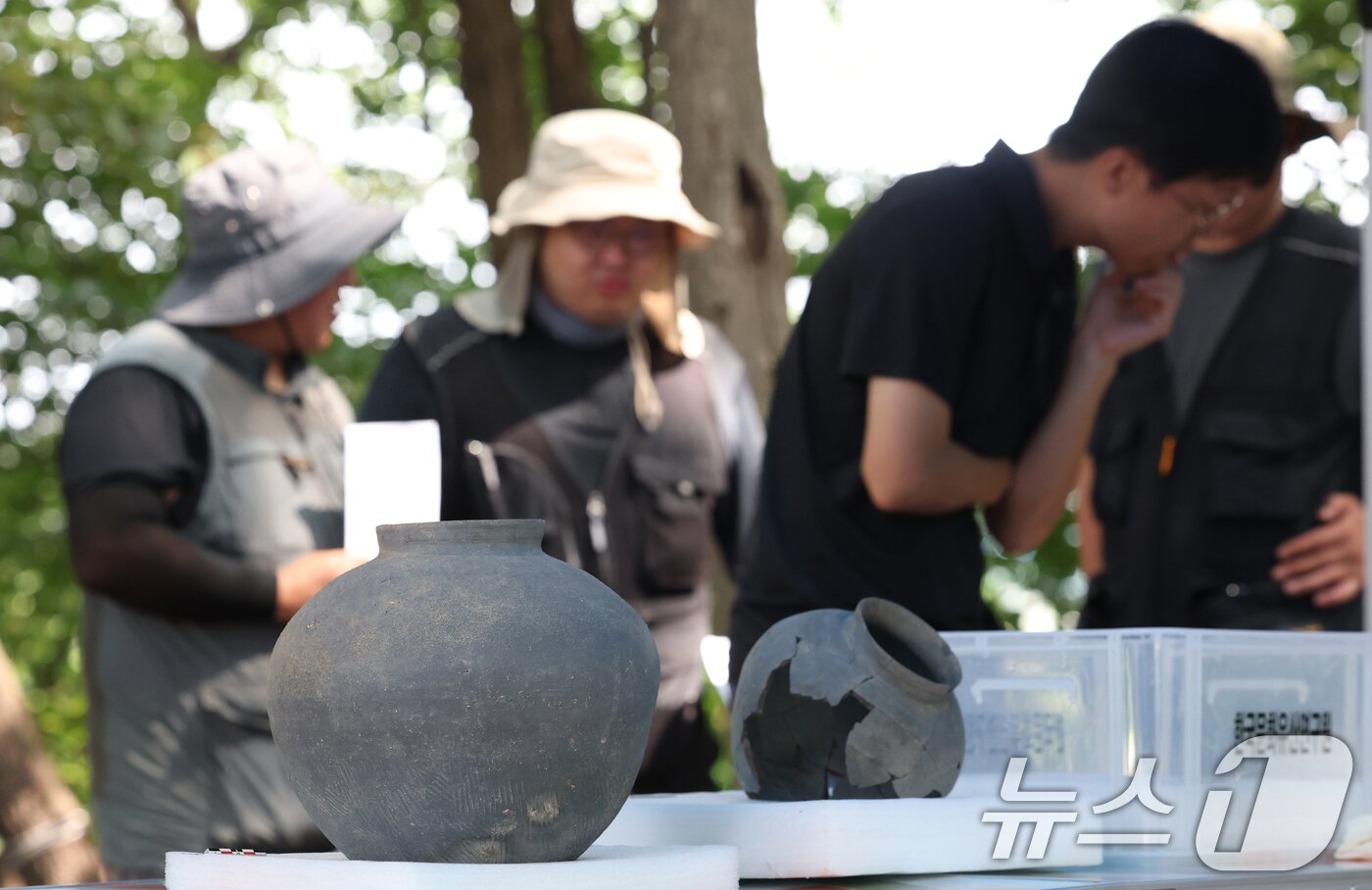 본문 이미지 - 28일 경기 용인시 기흥구 보라산 백제고분군 긴급발굴조사 현장에서 시민들이 발굴 현장과 출토 유물을 살펴보고 있다.  2025.8.28/뉴스1 ⓒ News1 김영운 기자