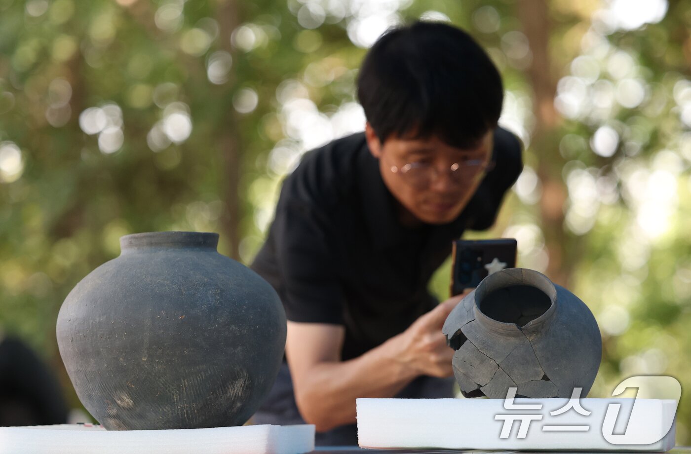 본문 이미지 - 28일 경기 용인시 기흥구 보라산 백제고분군 긴급발굴조사 현장에서 시민들이 발굴 현장과 출토 유물을 살펴보고 있다. 2025.8.28/뉴스1 ⓒ News1 김영운 기자