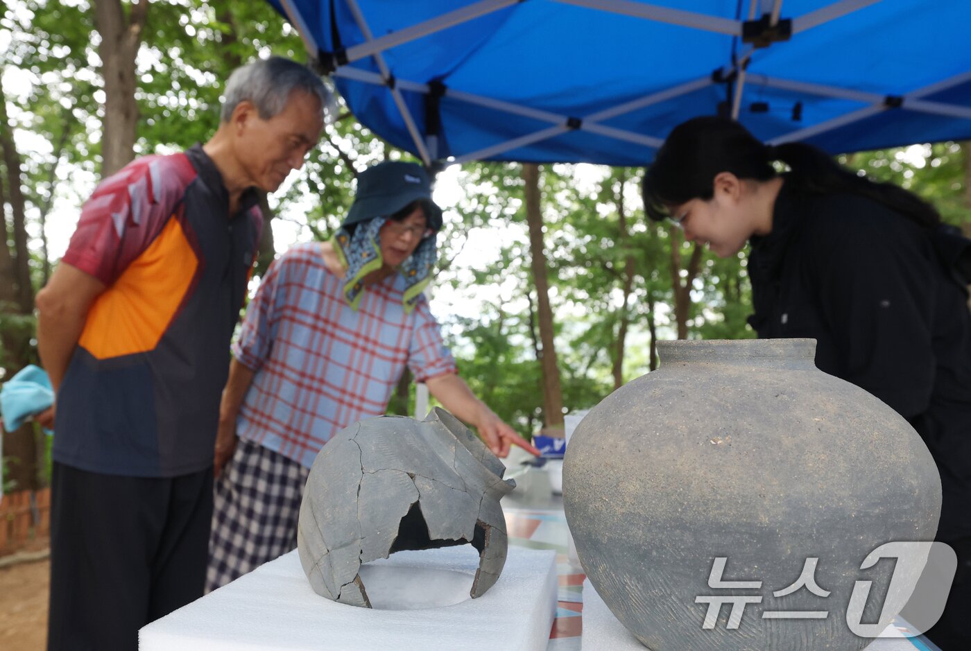 본문 이미지 - 28일 경기 용인시 기흥구 보라산 백제고분군 긴급발굴조사 현장에서 시민들이 발굴 현장과 출토 유물을 살펴보고 있다. 2025.8.28/뉴스1 ⓒ News1 김영운 기자