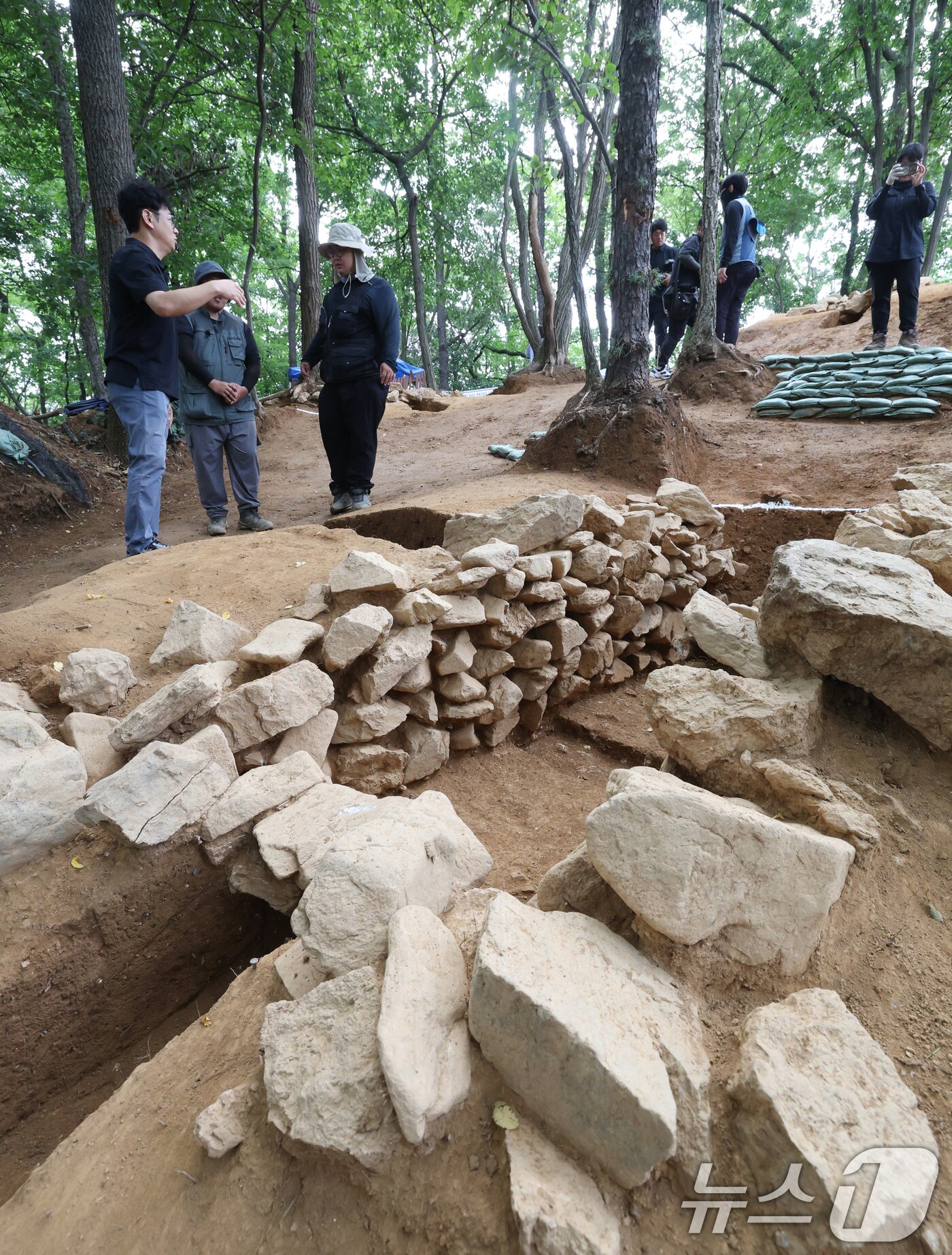 본문 이미지 - 28일 경기 용인시 기흥구 보라산 백제고분군 긴급발굴조사 현장에서 시민들이 발굴 현장과 출토 유물을 살펴보고 있다.   2025.8.28/뉴스1 ⓒ News1 김영운 기자