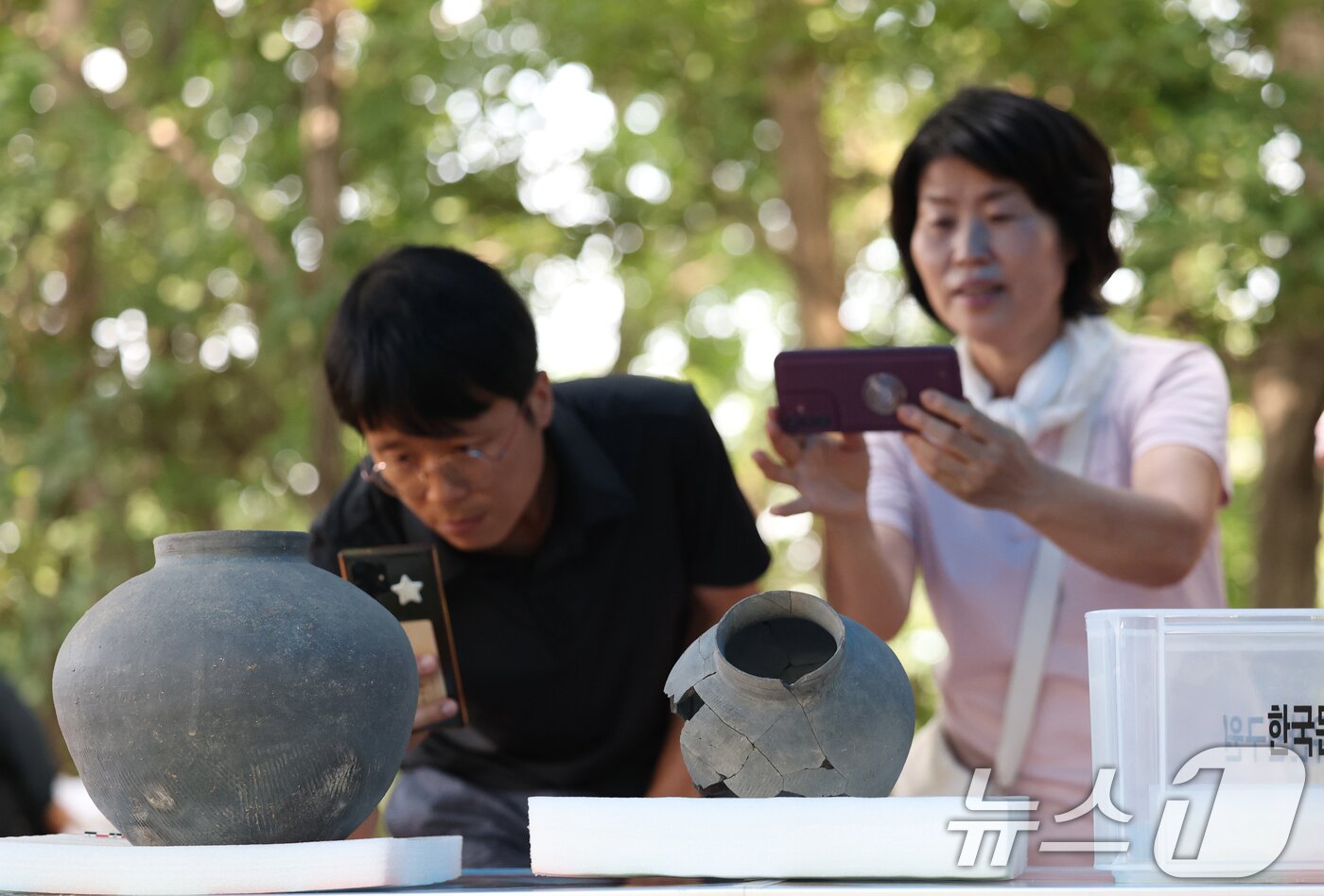 본문 이미지 - 28일 경기 용인시 기흥구 보라산 백제고분군 긴급발굴조사 현장에서 시민들이 발굴 현장과 출토 유물을 살펴보고 있다. 2025.8.28/뉴스1 ⓒ News1 김영운 기자