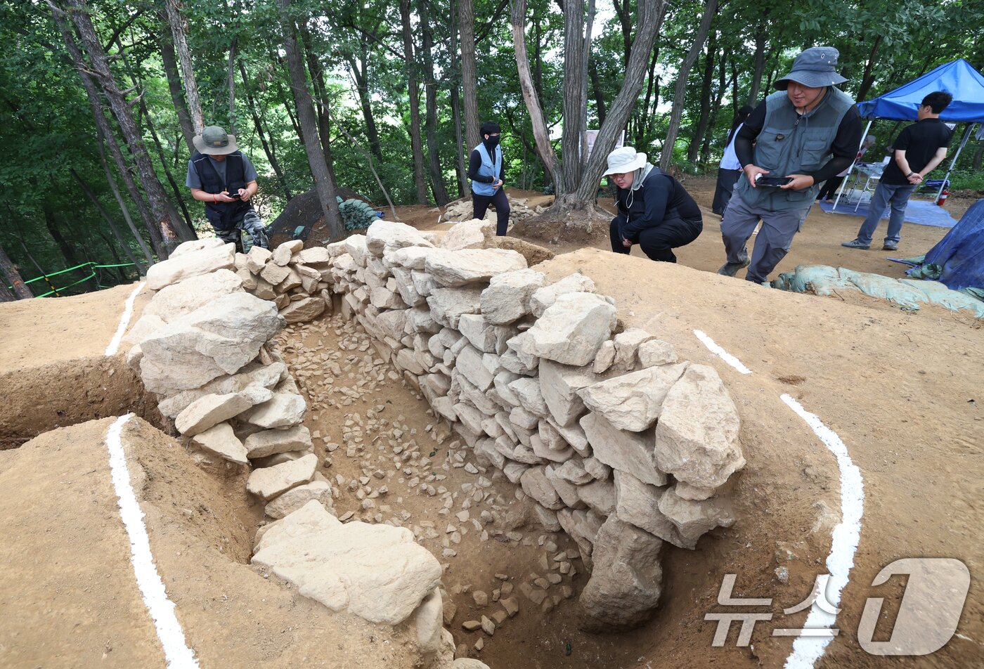 본문 이미지 - 28일 경기 용인시 기흥구 보라산 백제고분군 긴급발굴조사 현장에서 시민들이 발굴 현장과 출토 유물을 살펴보고 있다. 2025.8.28/뉴스1 ⓒ News1 김영운 기자