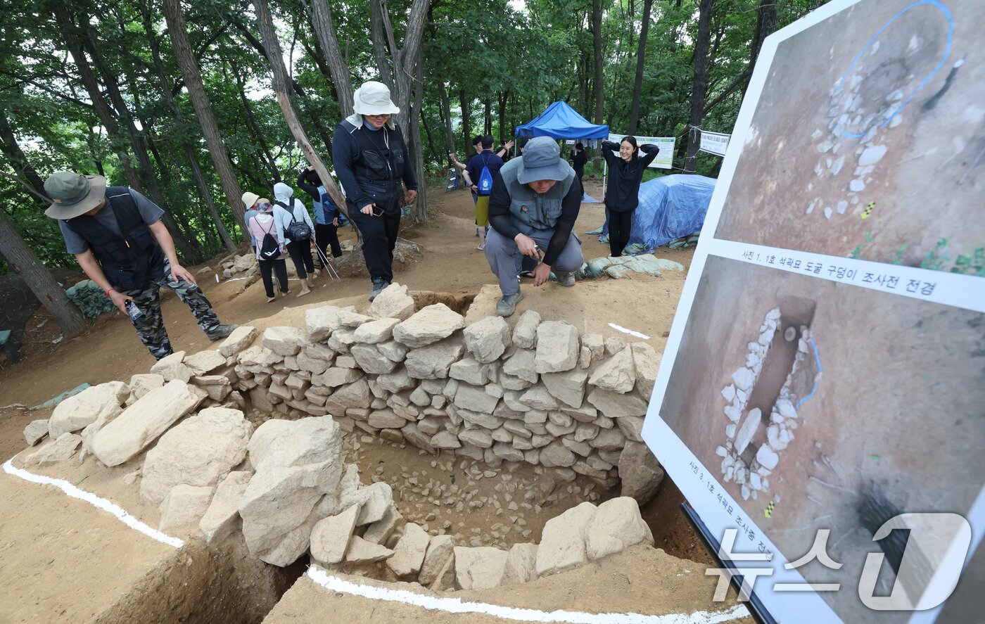 본문 이미지 - 28일 경기 용인시 기흥구 보라산 백제고분군 긴급발굴조사 현장에서 시민들이 발굴 현장과 출토 유물을 살펴보고 있다.  2025.8.28/뉴스1 ⓒ News1 김영운 기자